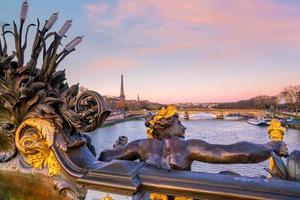 Alexander III Bridge över Seine River i Paris foto