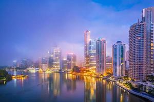 brisbane stadshorisont och brisbane flod i skymningen foto