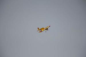 gult radiostyrt modellflygplan foto