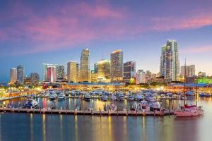 Miami city skyline panorama i skymningen foto