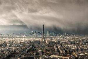 skyline av paris med eiffeltornet med snöstorm foto