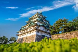 nagoya slott och stadens silhuett i japan foto