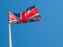 Storbritanniens flagga över blå himmel foto