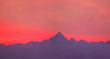 monviso -fäste vid solnedgången foto