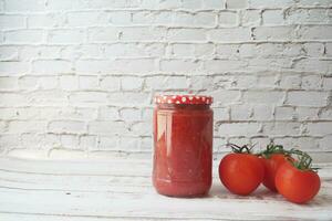 tomat klistra med mogen tomater. foto