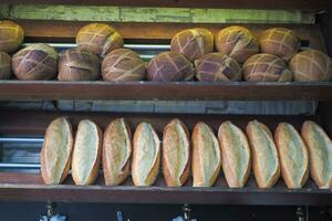 färsk bakad bröd på jordbrukare marknadsföra hyllor i istanbul . foto