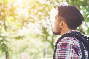 hipster resenär man tittar på naturen njuter av friskt väder foto