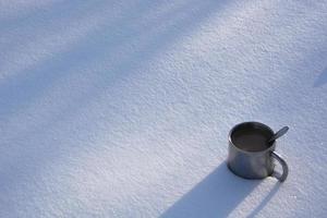 en mugg i snön. foto