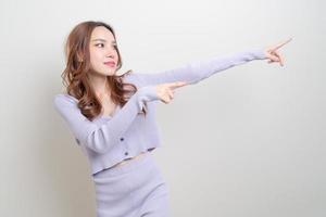porträtt vacker asiatisk kvinna med hand visa ok eller håller hand tecken på vit bakgrund foto