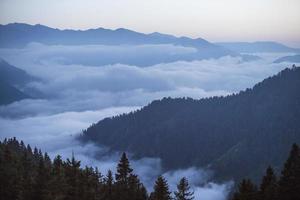 bland dimman bergsutsikt, solnedgång, rize, kalkon foto