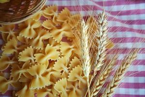 italiensk makaroner pasta okokt rå mat foto