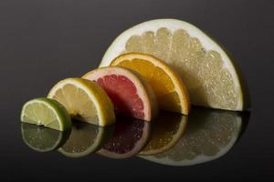 citrusglas på träbakgrund foto