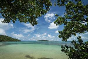 strandutsikt på ön Koh Ta Kievs södra kust nära Sihanoukville Kambodja foto