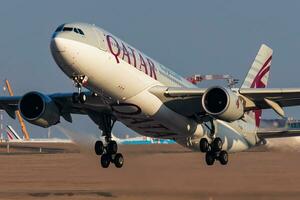 qatar luftvägarna flygbuss a330-200 a7-acm passagerare plan avresa och ta av på budapest flygplats foto