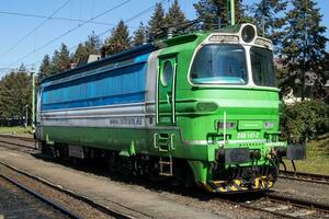 rti järnvägstrans internationell tåg på station. järnväg transport och frakt. internationell tåg transport. foto