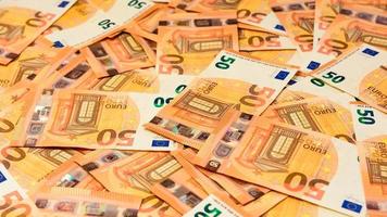 sedlar i valören 50 euro sprids slumpmässigt foto
