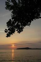 utsikt från ön Koh Ta Kiev mot Koh Russei nära Sihanoukville i Kambodja vid solnedgången