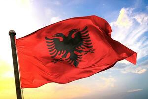 albania 3d tolkning flagga vinka isolerat himmel och moln bakgrund foto