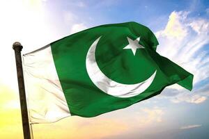 pakistan 3d tolkning flagga vinka isolerat himmel och moln bakgrund foto