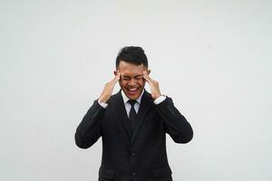 porträtt ung asiatisk affärsman påfrestning, yrsel, huvudvärk isolerat på vit bakgrund foto