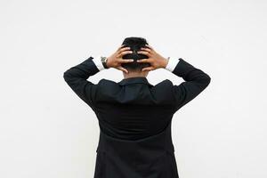 porträtt ung asiatisk affärsman påfrestning, yrsel, huvudvärk tillbaka se isolerat på vit bakgrund foto
