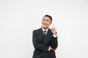 porträtt ung asiatisk affärsman skaffa sig en aning, smart, finger pekande upp, isolerat på vit bakgrund foto