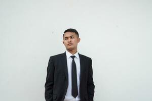 ung asiatisk affärsman med våldsam ansikte, isolerat på vit bakgrund foto