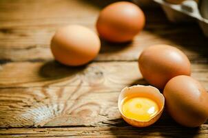 kyckling ägg på trä- tabell. foto