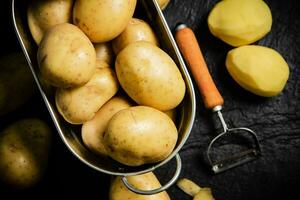 färsk potatisar. på svart bakgrund. foto