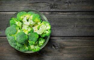 broccoli i en skål. foto