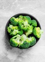 broccoli i en skål. foto