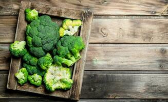 färsk broccoli i en trä- låda. foto