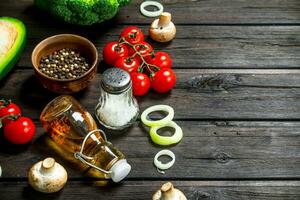 organisk mat. annorlunda rå grönsaker med svamp och oliv olja. foto