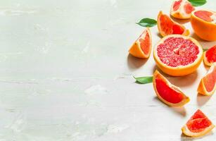 saftig grapefrukt med löv. foto