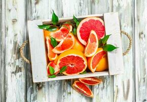 färsk grapefrukt i trä- låda. foto