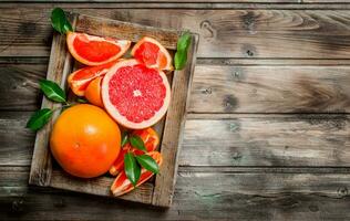 mogen grapefrukt på en trä- bricka. foto
