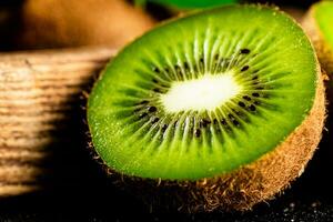 halv en mogen kiwi. makro bakgrund. foto