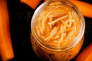 konserverad morötter i en glas burk. foto