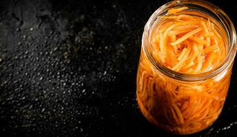 konserverad morötter i en glas burk. foto
