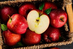 en knippa av röd äpplen med löv. foto
