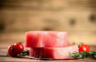 rå tonfisk med körsbär tomater och rosmarin. foto