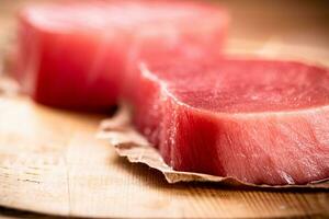 färsk rå tonfisk biff på de tabell. foto
