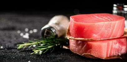 rå tonfisk med kryddor och rosmarin. foto