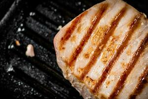 tonfisk biff i en grill panorera. foto