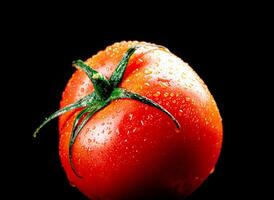 ett mogen tomat på de tabell. foto