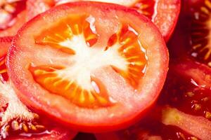 runda bitar av färsk tomat. foto