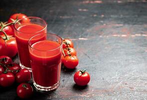 juice från mogen tomater i en glas. foto