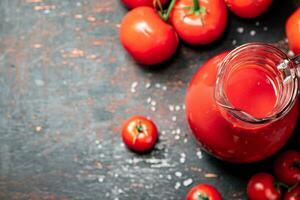 en full kanna av tomat juice. foto
