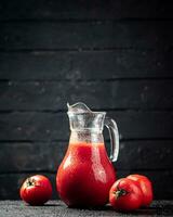 färsk tomat juice i en kanna. foto