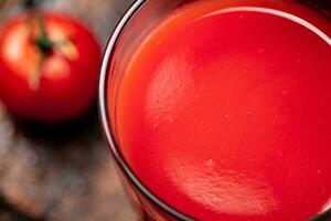 en glas av färsk tomat juice. foto